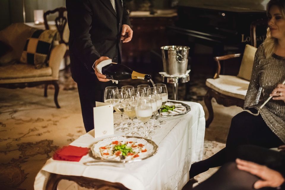 Venice: Gondola Ride and a Gala Dinner in a Venetian Palace - Key highlights at a glance