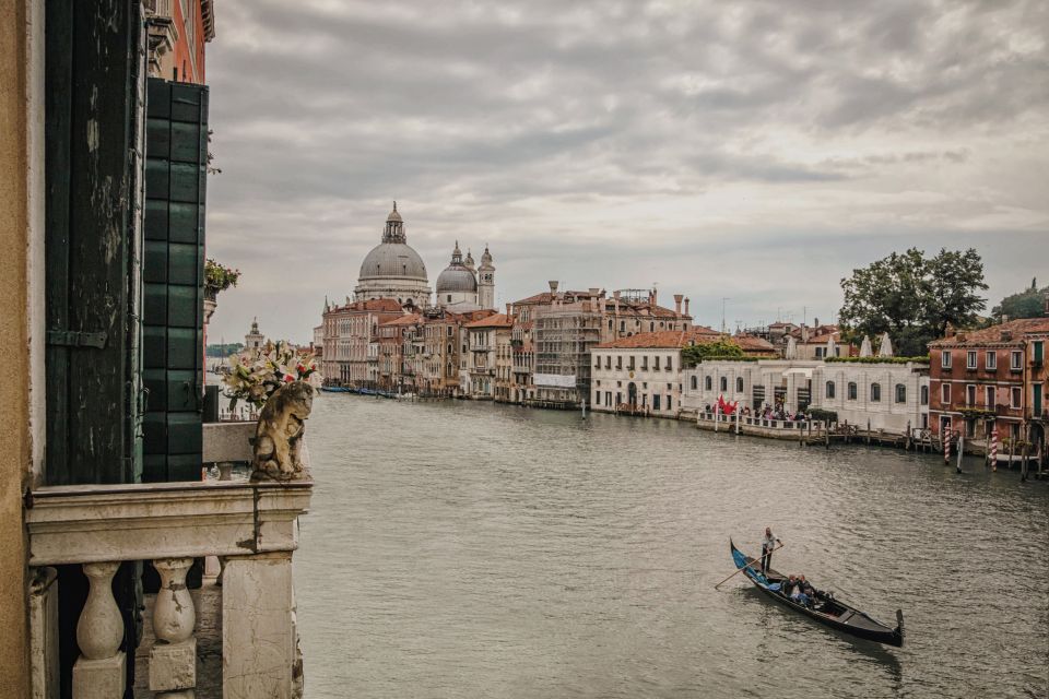 Venice: Gondola Ride and a Gala Dinner in a Venetian Palace - Aperitivo and wine: setting the romantic tempo before dinner
