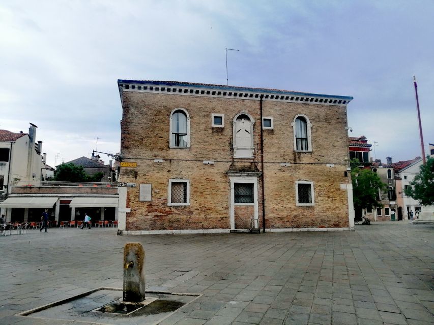 Venice: Off the Beaten Path Walking Tour - Hidden alleyways and local neighborhoods: Venice as a living maze