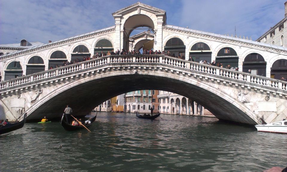 Venice: Private 2-Hour Walking Tour - Venetian Lagoon and canal viewpoints: the water logic explained