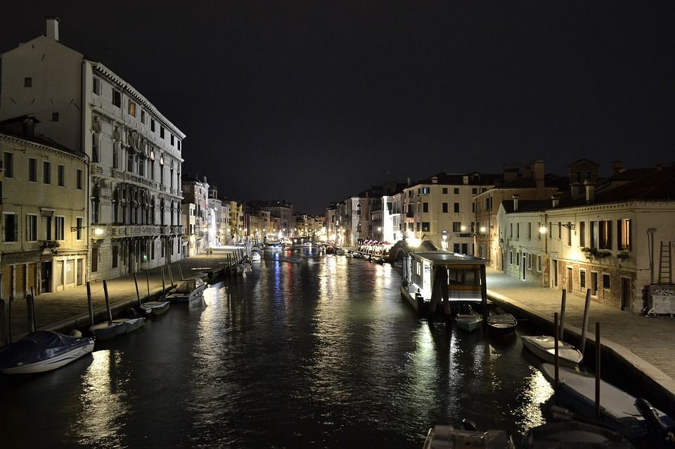 Venice: Private After Dark Tour and Gondola Ride - The Walking Portion: Rialto’s Alleys and the Spooky Setup