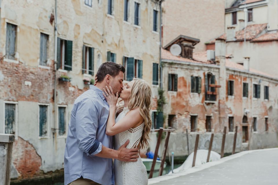 Venice: Private Gondola Ride with Photo Shoot - The Guide and Language Support: More Than Just a Translator