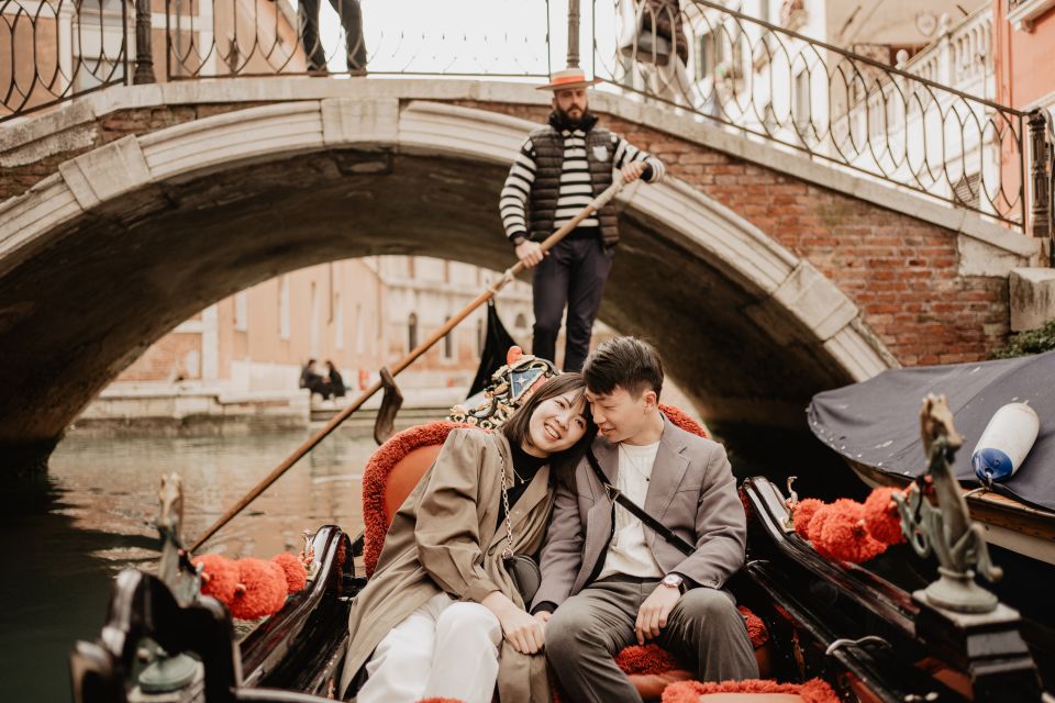 Venice: Private Gondola Ride with Professional Photographer - On-the-Gondola Photo Time: 30 Minutes of Candid Venice