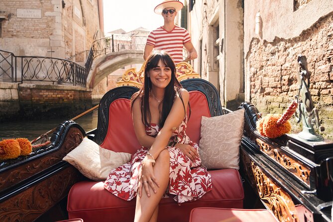 Venice Professional Photoshoot (up to 6 people included) - Bridge of Sighs and St. Mark’s Square: variety without wasting daylight