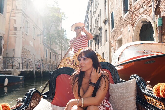 Venice Professional Photoshoot (up to 6 people included) - Photo delivery in 72 hours: enough images to choose, not just a handful
