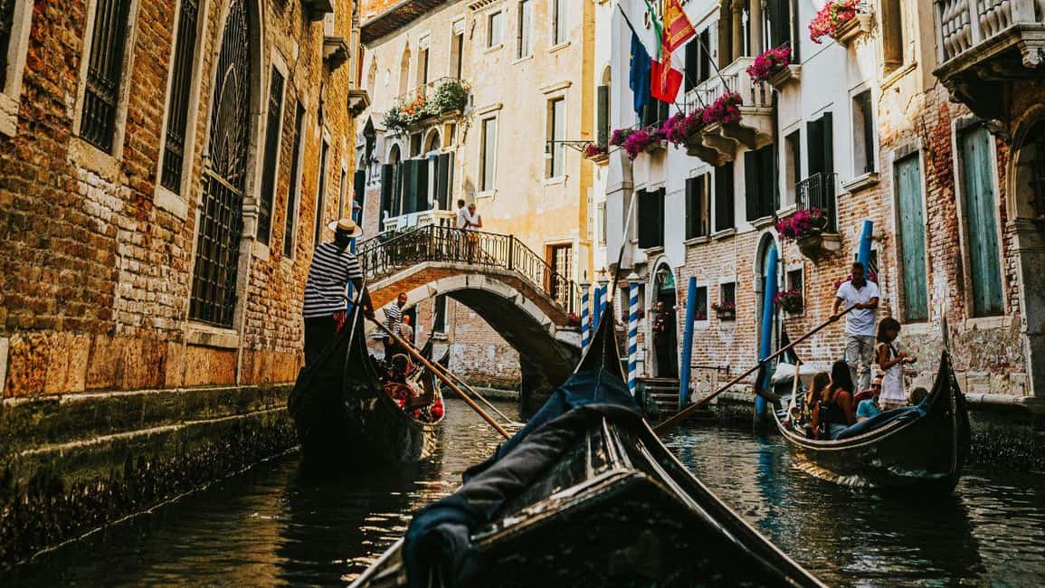 Venice: Shared Gondola Ride at Sunset - The 25-minute itinerary: what happens on the water