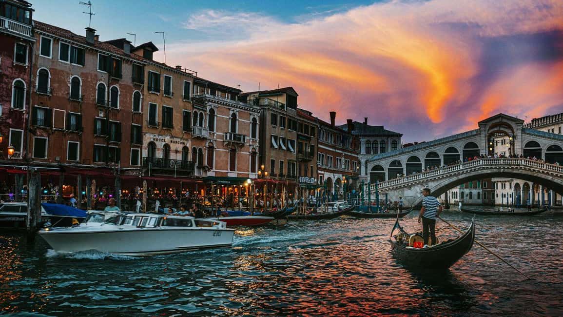 Venice: Shared Gondola Ride at Sunset - From meeting point to boarding: don’t overthink it, but arrive ready