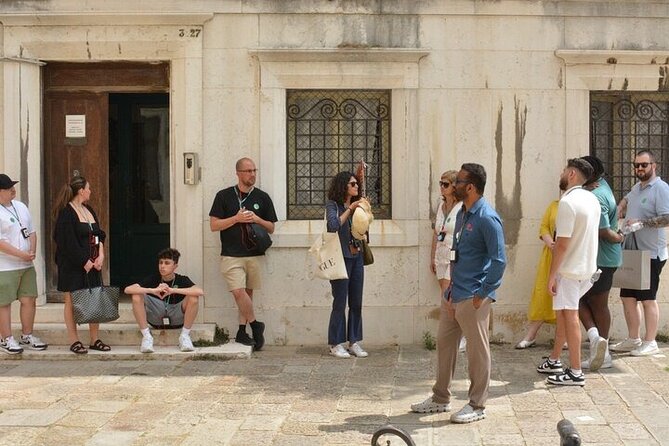 Venice Walking Tour with Gondola Ride Experience - Campi, campielli, and the history of a curious calle