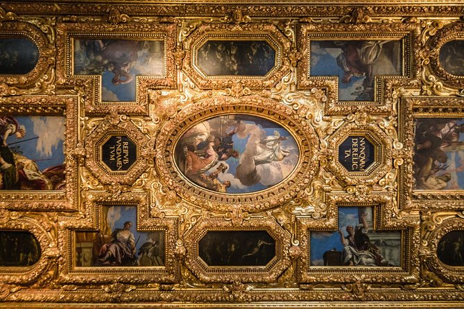 Venice: Winter Pass Top Attractions & City Walking Tour - Stop 2: Canal Grande with an audioguide (how to look at the big S-curve)