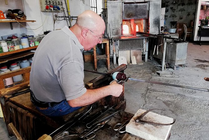 Vetreria Guarnieri Murano experience - The 20-minute demonstration: goti, murrine, and handwork up close