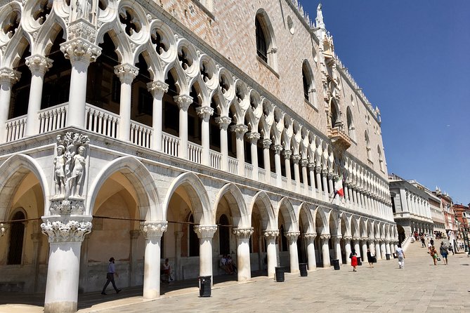Walking in Venice Off-the-beaten Track - Canal Grande photo time: a classic, handled efficiently