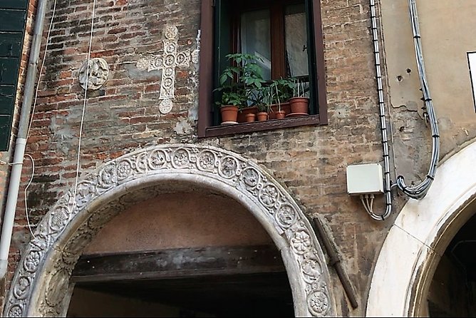 Welcome! Venice Sightseeing kickstart Tour with local guide, small group - Canal Grande and the Rialto Bridge viewpoint that earns its stops